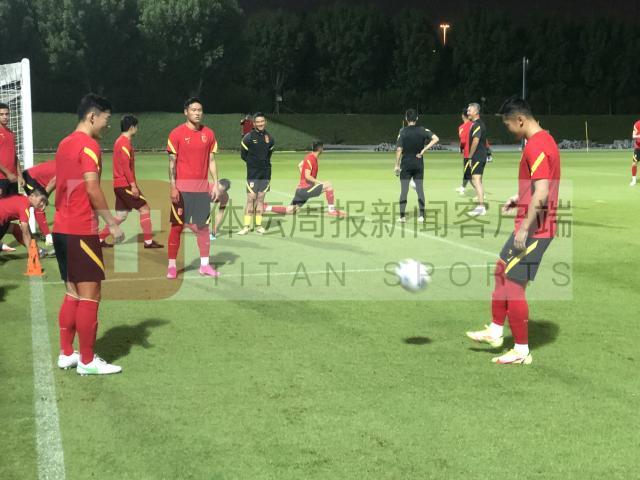 国足适应场地只踩场恐难训练 发布会禁止记者出席